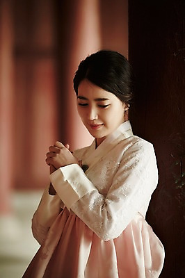 포토 JPG 주간 한국전통 여자 한국건축 한명 서기 상반신 20대 성인 야외 옆모습 아웃포커스 한국인 기둥 우아함 한복 경복궁 쑥스러운 성인여자한명만 국내포토 자연요소 1 전통 건축 뷰포인트 컨셉 모션 한국 촬영기법 사람 동양인 청년 궁전 전통의상 여자한명만 성인여자만 파일형식