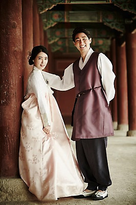 포토 JPG 주간 전신 한국전통 부부 여자 남자 한국건축 서기 미소 20대 성인 야외 두명 옆모습 다정 한국인 기둥 한복 경복궁 기념촬영 부부라이프 성인만 국내포토 자연요소 전통 라이프스타일 커플 건축 뷰포인트 컨셉 모션 한국 표정 사람 동양인 청년 사진촬영 궁전 전통의상 파일형식