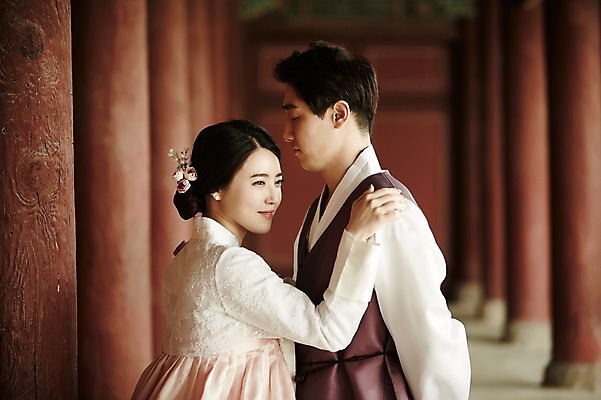 포토 JPG 주간 한국전통 부부 여자 남자 한국건축 서기 상반신 20대 성인 야외 두명 옆모습 아웃포커스 마주보기 다정 한국인 한복 경복궁 기념촬영 부부라이프 성인만 어깨에손 국내포토 자연요소 전통 라이프스타일 커플 건축 뷰포인트 컨셉 모션 한국 촬영기법 사람 동양인 청년 사진촬영 궁전 전통의상 파일형식