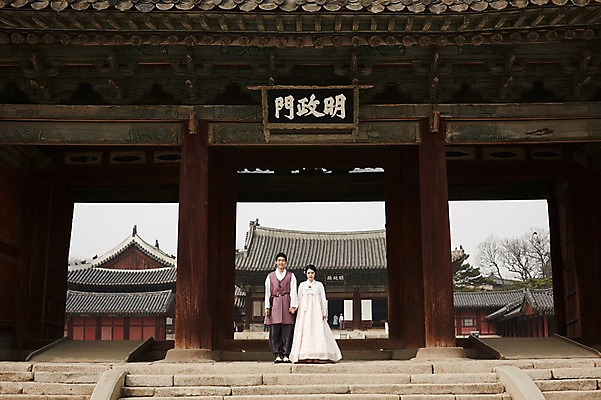 포토 JPG 주간 전신 한국전통 부부 여자 남자 한국건축 서기 20대 성인 야외 두명 앞모습 다정 한국인 우아함 한복 경복궁 기념촬영 부부라이프 성인만 국내포토 자연요소 전통 라이프스타일 커플 건축 뷰포인트 컨셉 모션 한국 사람 동양인 청년 사진촬영 궁전 전통의상 파일형식