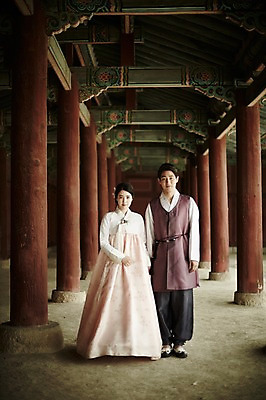 포토 JPG 주간 전신 한국전통 부부 여자 남자 한국건축 서기 20대 성인 야외 두명 앞모습 다정 원근감 한국인 우아함 한복 경복궁 기념촬영 부부라이프 성인만 국내포토 자연요소 전통 라이프스타일 커플 건축 뷰포인트 컨셉 모션 한국 사람 동양인 청년 사진촬영 궁전 전통의상 파일형식