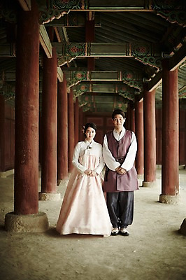 포토 JPG 주간 전신 한국전통 부부 여자 남자 한국건축 서기 20대 성인 야외 두명 앞모습 다정 원근감 한국인 우아함 한복 경복궁 기념촬영 부부라이프 성인만 국내포토 자연요소 전통 라이프스타일 커플 건축 뷰포인트 컨셉 모션 한국 사람 동양인 청년 사진촬영 궁전 전통의상 파일형식