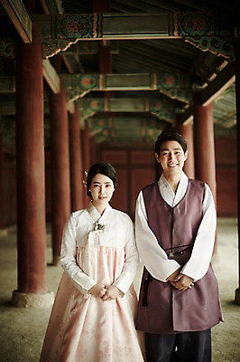 포토 JPG 주간 한국전통 부부 여자 남자 한국건축 서기 상반신 20대 성인 야외 두명 앞모습 다정 한국인 우아함 한복 경복궁 기념촬영 부부라이프 성인만 국내포토 자연요소 전통 라이프스타일 커플 건축 뷰포인트 컨셉 모션 한국 사람 동양인 청년 사진촬영 궁전 전통의상 파일형식