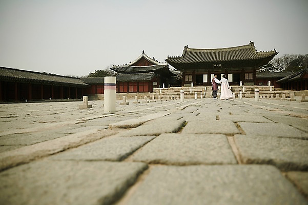 포토 JPG 주간 전신 한국전통 부부 여자 남자 한국건축 20대 성인 야외 두명 뒷모습 걷기 손잡기 다정 한국인 우아함 한복 경복궁 기념촬영 부부라이프 성인만 국내포토 자연요소 전통 라이프스타일 커플 건축 뷰포인트 컨셉 모션 한국 사람 동양인 청년 사진촬영 궁전 전통의상 파일형식