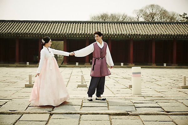포토 JPG 주간 전신 한국전통 부부 여자 남자 한국건축 20대 성인 야외 두명 옆모습 걷기 손잡기 다정 한국인 한복 경복궁 기념촬영 부부라이프 성인만 국내포토 자연요소 전통 라이프스타일 커플 건축 뷰포인트 컨셉 모션 한국 사람 동양인 청년 사진촬영 궁전 전통의상 파일형식