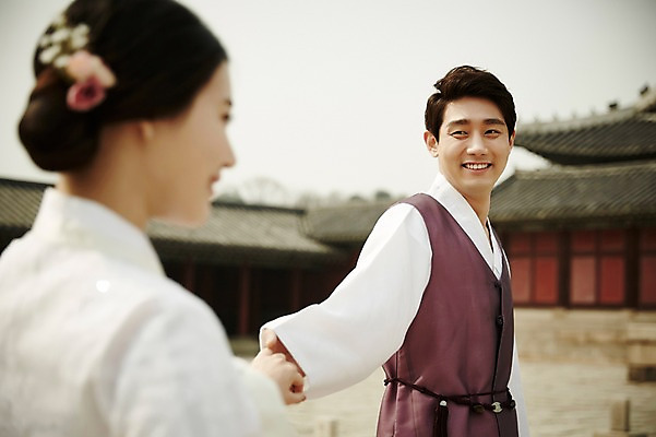 포토 JPG 주간 한국전통 부부 여자 남자 한국건축 상반신 20대 성인 야외 두명 옆모습 걷기 손잡기 다정 한국인 한복 경복궁 기념촬영 부부라이프 국내포토 자연요소 전통 라이프스타일 커플 건축 뷰포인트 컨셉 모션 한국 사람 동양인 청년 사진촬영 궁전 전통의상 파일형식