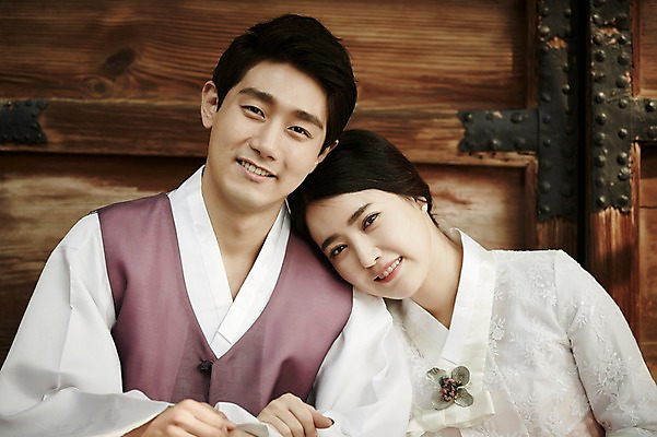 포토 JPG 주간 한국전통 부부 여자 남자 휴식 앉기 상반신 20대 성인 야외 두명 앞모습 기댐 다정 한국인 한복 경복궁 기념촬영 부부라이프 성인만 국내포토 자연요소 전통 라이프스타일 커플 뷰포인트 컨셉 모션 한국 사람 동양인 청년 사진촬영 궁전 전통의상 파일형식