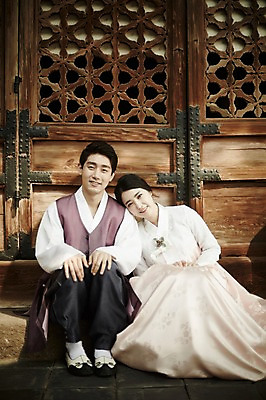 포토 JPG 주간 전신 한국전통 부부 여자 남자 한국건축 휴식 앉기 20대 성인 야외 두명 앞모습 기댐 한국인 한복 경복궁 기념촬영 부부라이프 성인만 국내포토 자연요소 전통 라이프스타일 커플 건축 뷰포인트 컨셉 모션 한국 사람 동양인 청년 사진촬영 궁전 전통의상 파일형식
