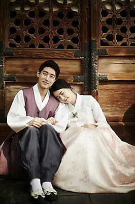 포토 JPG 주간 전신 한국전통 부부 여자 남자 한국건축 휴식 앉기 20대 성인 야외 두명 앞모습 기댐 한국인 한복 경복궁 기념촬영 부부라이프 성인만 국내포토 자연요소 전통 라이프스타일 커플 건축 뷰포인트 컨셉 모션 한국 사람 동양인 청년 사진촬영 궁전 전통의상 파일형식