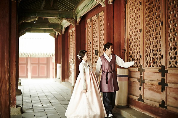 포토 JPG 주간 전신 한국전통 부부 여자 남자 한국건축 20대 성인 야외 두명 걷기 다정 한국인 한복 경복궁 기념촬영 창호문 부부라이프 성인만 국내포토 자연요소 전통 라이프스타일 커플 건축 컨셉 모션 한국 사람 동양인 청년 문 사진촬영 궁전 전통의상 파일형식
