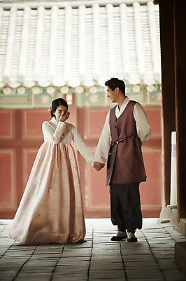 포토 JPG 주간 전신 한국전통 부부 여자 남자 한국건축 서기 20대 성인 야외 두명 앞모습 손잡기 다정 한국인 한복 경복궁 기념촬영 부부라이프 성인만 국내포토 자연요소 전통 라이프스타일 커플 건축 뷰포인트 컨셉 모션 한국 사람 동양인 청년 사진촬영 궁전 전통의상 파일형식