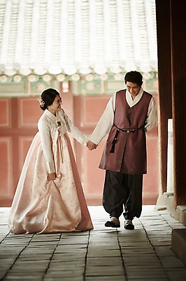 포토 JPG 주간 전신 한국전통 부부 여자 남자 한국건축 서기 20대 성인 야외 두명 앞모습 손잡기 다정 한국인 한복 경복궁 기념촬영 부부라이프 성인만 국내포토 자연요소 전통 라이프스타일 커플 건축 뷰포인트 컨셉 모션 한국 사람 동양인 청년 사진촬영 궁전 전통의상 파일형식