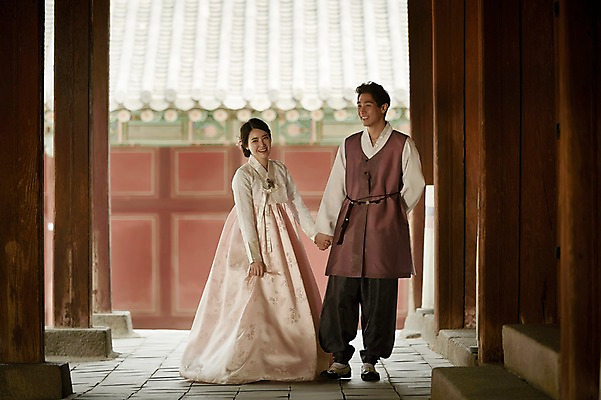 포토 JPG 주간 전신 한국전통 부부 여자 남자 한국건축 서기 20대 성인 야외 두명 앞모습 손잡기 다정 한국인 한복 경복궁 기념촬영 부부라이프 성인만 국내포토 자연요소 전통 라이프스타일 커플 건축 뷰포인트 컨셉 모션 한국 사람 동양인 청년 사진촬영 궁전 전통의상 파일형식