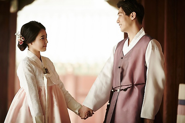 포토 JPG 주간 한국전통 부부 여자 남자 한국건축 서기 상반신 20대 성인 야외 두명 앞모습 마주보기 손잡기 다정 한국인 한복 경복궁 기념촬영 부부라이프 성인만 국내포토 자연요소 전통 라이프스타일 커플 건축 뷰포인트 컨셉 모션 한국 사람 동양인 청년 사진촬영 궁전 전통의상 파일형식