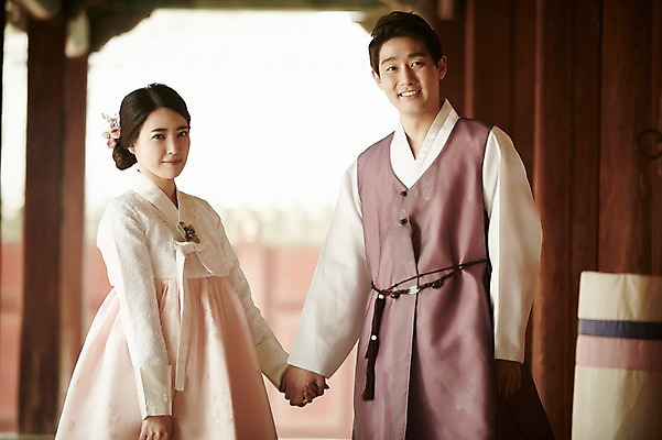 포토 JPG 주간 한국전통 부부 여자 남자 한국건축 서기 상반신 20대 성인 야외 두명 앞모습 손잡기 다정 한국인 한복 경복궁 기념촬영 부부라이프 성인만 국내포토 자연요소 전통 라이프스타일 커플 건축 뷰포인트 컨셉 모션 한국 사람 동양인 청년 사진촬영 궁전 전통의상 파일형식