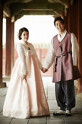 포토 JPG 주간 전신 한국전통 부부 여자 남자 한국건축 서기 20대 성인 야외 두명 앞모습 손잡기 다정 한국인 한복 경복궁 기념촬영 부부라이프 성인만 국내포토 자연요소 전통 라이프스타일 커플 건축 뷰포인트 컨셉 모션 한국 사람 동양인 청년 사진촬영 궁전 전통의상 파일형식