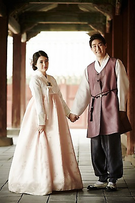 포토 JPG 주간 전신 한국전통 부부 여자 남자 한국건축 서기 20대 성인 야외 두명 앞모습 손잡기 다정 한국인 한복 경복궁 기념촬영 부부라이프 성인만 국내포토 자연요소 전통 라이프스타일 커플 건축 뷰포인트 컨셉 모션 한국 사람 동양인 청년 사진촬영 궁전 전통의상 파일형식