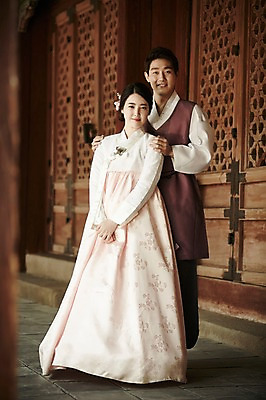 포토 JPG 주간 전신 한국전통 부부 여자 남자 한국건축 서기 20대 성인 야외 두명 앞모습 다정 한국인 우아함 한복 경복궁 기념촬영 부부라이프 성인만 국내포토 자연요소 전통 라이프스타일 커플 건축 뷰포인트 컨셉 모션 한국 사람 동양인 청년 사진촬영 궁전 전통의상 파일형식