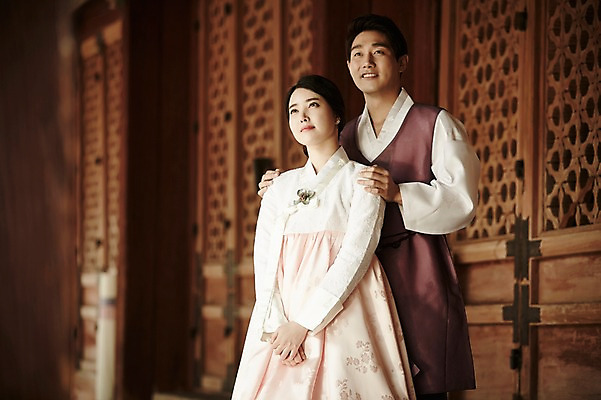 포토 JPG 주간 한국전통 부부 여자 남자 한국건축 서기 상반신 20대 성인 야외 두명 앞모습 다정 한국인 한복 경복궁 기념촬영 창호문 부부라이프 성인만 국내포토 자연요소 전통 라이프스타일 커플 건축 뷰포인트 컨셉 모션 한국 사람 동양인 청년 문 사진촬영 궁전 전통의상 파일형식