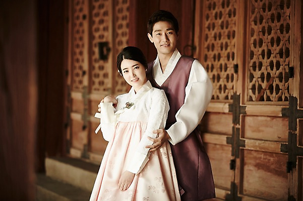 포토 JPG 주간 한국전통 부부 여자 남자 한국건축 서기 상반신 20대 성인 야외 두명 앞모습 다정 한국인 한복 경복궁 기념촬영 창호문 부부라이프 성인만 국내포토 자연요소 전통 라이프스타일 커플 건축 뷰포인트 컨셉 모션 한국 사람 동양인 청년 문 사진촬영 궁전 전통의상 파일형식