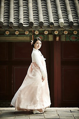 포토 JPG 주간 전신 한국전통 여자 한국건축 한옥 한명 서기 20대 성인 야외 뒷모습 한국인 뒤돌아보기 우아함 한복 경복궁 지붕처마 성인여자한명만 국내포토 자연요소 1 전통 건축 뷰포인트 컨셉 고건축 모션 지붕 한국 사람 동양인 청년 궁전 전통의상 처마 여자한명만 성인여자만 파일형식