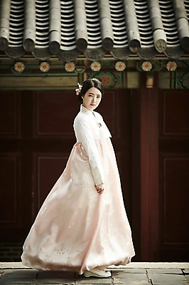 포토 JPG 주간 전신 한국전통 여자 한국건축 한옥 한명 서기 20대 성인 야외 뒷모습 한국인 뒤돌아보기 우아함 한복 경복궁 지붕처마 성인여자한명만 국내포토 자연요소 1 전통 건축 뷰포인트 컨셉 고건축 모션 지붕 한국 사람 동양인 청년 궁전 전통의상 처마 여자한명만 성인여자만 파일형식