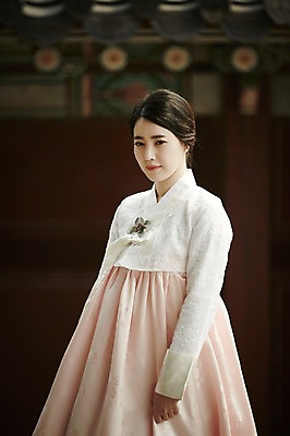 포토 JPG 주간 한국전통 여자 한국건축 한명 서기 상반신 20대 성인 야외 앞모습 아웃포커스 한국인 우아함 한복 경복궁 성인여자한명만 국내포토 자연요소 1 전통 건축 뷰포인트 컨셉 모션 한국 촬영기법 사람 동양인 청년 궁전 전통의상 여자한명만 성인여자만 파일형식