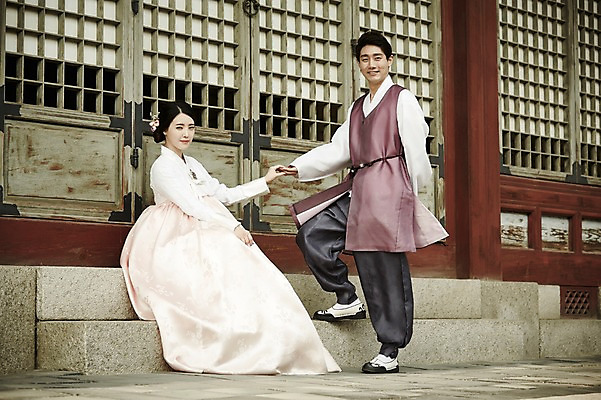 포토 JPG 주간 전신 한국전통 부부 여자 남자 한국건축 서기 미소 앉기 20대 성인 야외 두명 앞모습 손잡기 다정 한국인 한복 경복궁 기념촬영 창호문 부부라이프 성인만 국내포토 자연요소 전통 라이프스타일 커플 건축 뷰포인트 컨셉 모션 한국 표정 사람 동양인 청년 문 사진촬영 궁전 전통의상 파일형식