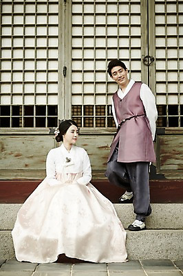 포토 JPG 주간 전신 한국전통 부부 여자 남자 한국건축 서기 앉기 20대 성인 야외 두명 앞모습 다정 한국인 우아함 한복 경복궁 기념촬영 창호문 부부라이프 성인만 국내포토 자연요소 전통 라이프스타일 커플 건축 뷰포인트 컨셉 모션 한국 사람 동양인 청년 문 사진촬영 궁전 전통의상 파일형식