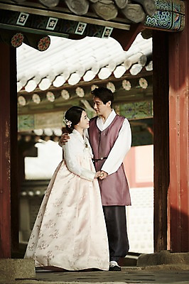 포토 JPG 주간 전신 한국전통 부부 여자 남자 한국건축 포옹 서기 20대 성인 야외 두명 앞모습 다정 한국인 한복 경복궁 기념촬영 부부라이프 국내포토 자연요소 전통 라이프스타일 커플 건축 뷰포인트 컨셉 안기 모션 한국 사람 동양인 청년 사진촬영 궁전 전통의상 파일형식