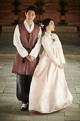 포토 JPG 주간 전신 한국전통 부부 여자 남자 한국건축 서기 20대 성인 야외 두명 앞모습 다정 한국인 한복 경복궁 기념촬영 부부라이프 성인만 국내포토 자연요소 전통 라이프스타일 커플 건축 뷰포인트 컨셉 모션 한국 사람 동양인 청년 사진촬영 궁전 전통의상 파일형식