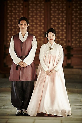 포토 JPG 주간 전신 한국전통 부부 여자 남자 한국건축 서기 20대 성인 야외 두명 앞모습 다정 한국인 한복 경복궁 기념촬영 공손 부부라이프 성인만 국내포토 자연요소 전통 라이프스타일 커플 건축 뷰포인트 컨셉 모션 한국 사람 동양인 청년 사진촬영 궁전 전통의상 파일형식