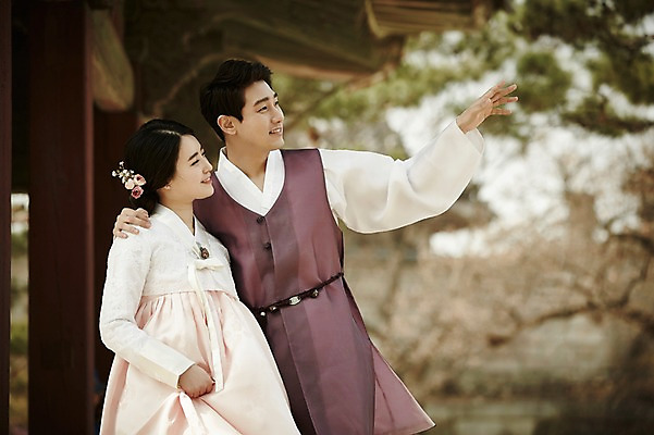 포토 JPG 주간 한국전통 부부 응시 여자 남자 한국건축 서기 상반신 20대 성인 야외 두명 앞모습 다정 한국인 가리킴 한복 경복궁 기념촬영 부부라이프 성인만 국내포토 자연요소 전통 라이프스타일 커플 시선 건축 뷰포인트 컨셉 모션 한국 사람 동양인 손짓 청년 사진촬영 궁전 전통의상 파일형식