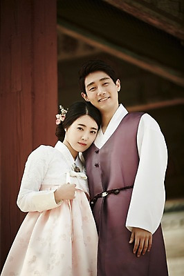 포토 JPG 주간 한국전통 부부 여자 남자 한국건축 서기 상반신 20대 성인 야외 두명 앞모습 다정 한국인 한복 경복궁 기념촬영 부부라이프 성인만 국내포토 자연요소 전통 라이프스타일 커플 건축 뷰포인트 컨셉 모션 한국 사람 동양인 청년 사진촬영 궁전 전통의상 파일형식