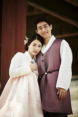 포토 JPG 주간 한국전통 부부 여자 남자 한국건축 서기 상반신 20대 성인 야외 두명 앞모습 다정 한국인 한복 경복궁 기념촬영 부부라이프 성인만 국내포토 자연요소 전통 라이프스타일 커플 건축 뷰포인트 컨셉 모션 한국 사람 동양인 청년 사진촬영 궁전 전통의상 파일형식