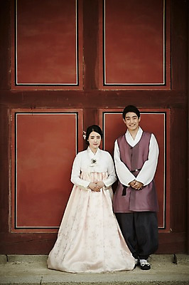 포토 JPG 주간 전신 한국전통 부부 여자 남자 한국건축 서기 20대 성인 야외 두명 앞모습 다정 한국인 한복 경복궁 기념촬영 공손 부부라이프 성인만 국내포토 자연요소 전통 라이프스타일 커플 건축 뷰포인트 컨셉 모션 한국 사람 동양인 청년 사진촬영 궁전 전통의상 파일형식