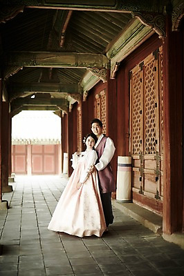 포토 JPG 주간 전신 한국전통 부부 여자 남자 한국건축 서기 20대 성인 야외 두명 옆모습 다정 한국인 한복 경복궁 기념촬영 부부라이프 성인만 국내포토 자연요소 전통 라이프스타일 커플 건축 뷰포인트 컨셉 모션 한국 사람 동양인 청년 사진촬영 궁전 전통의상 파일형식