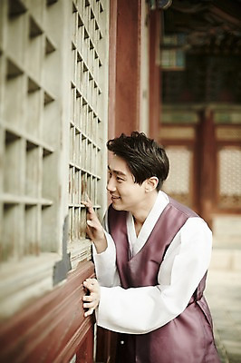 포토 JPG 주간 한국전통 남자 여유 한국건축 한명 서기 상반신 20대 성인 야외 앞모습 한국인 한복 경복궁 창호문 성인남자한명만 국내포토 자연요소 1 전통 건축 감정 뷰포인트 모션 한국 사람 동양인 청년 문 궁전 전통의상 남자한명만 성인남자만 파일형식