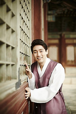 포토 JPG 주간 한국전통 남자 여유 한국건축 한명 서기 상반신 20대 성인 야외 앞모습 한국인 한복 경복궁 창호문 성인남자한명만 국내포토 자연요소 1 전통 건축 감정 뷰포인트 모션 한국 사람 동양인 청년 문 궁전 전통의상 남자한명만 성인남자만 파일형식