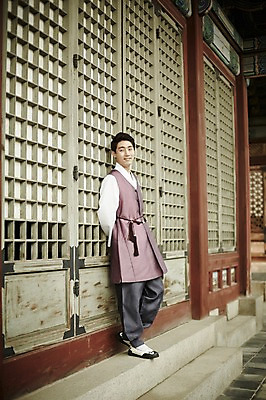 포토 JPG 주간 전신 한국전통 남자 여유 한국건축 한명 서기 20대 성인 야외 옆모습 기댐 한국인 한복 경복궁 창호문 성인남자한명만 국내포토 자연요소 1 전통 건축 감정 뷰포인트 모션 한국 사람 동양인 청년 문 궁전 전통의상 남자한명만 성인남자만 파일형식