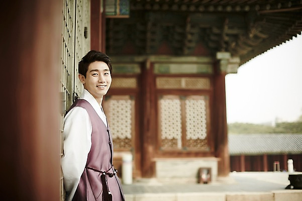 포토 JPG 주간 한국전통 남자 여유 한국건축 한명 서기 상반신 20대 성인 야외 옆모습 문 기댐 한국인 한복 경복궁 기념촬영 국내포토 자연요소 1 전통 건축 감정 뷰포인트 모션 한국 사람 동양인 청년 사진촬영 궁전 전통의상 파일형식