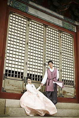 포토 JPG 주간 전신 한국전통 부부 여자 남자 한국건축 서기 앉기 20대 성인 야외 두명 앞모습 다정 한국인 우아함 한복 경복궁 기념촬영 창호문 부부라이프 성인만 국내포토 자연요소 전통 라이프스타일 커플 건축 뷰포인트 컨셉 모션 한국 사람 동양인 청년 문 사진촬영 궁전 전통의상 파일형식