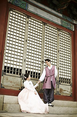 포토 JPG 주간 전신 한국전통 부부 여자 남자 한국건축 서기 앉기 20대 성인 야외 두명 앞모습 다정 한국인 우아함 한복 경복궁 기념촬영 창호문 부부라이프 성인만 국내포토 자연요소 전통 라이프스타일 커플 건축 뷰포인트 컨셉 모션 한국 사람 동양인 청년 문 사진촬영 궁전 전통의상 파일형식