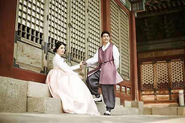 포토 JPG 주간 전신 한국전통 부부 여자 남자 한국건축 서기 앉기 20대 성인 야외 두명 옆모습 다정 한국인 우아함 한복 경복궁 기념촬영 창호문 부부라이프 성인만 국내포토 자연요소 전통 라이프스타일 커플 건축 뷰포인트 컨셉 모션 한국 사람 동양인 청년 문 사진촬영 궁전 전통의상 파일형식