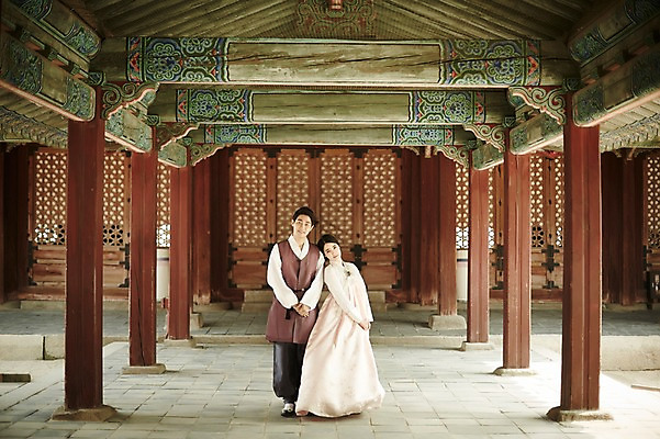 포토 JPG 주간 전신 한국전통 부부 여자 남자 한국건축 서기 20대 성인 야외 두명 앞모습 기댐 다정 원근감 한국인 한복 경복궁 기념촬영 부부라이프 성인만 국내포토 자연요소 전통 라이프스타일 커플 건축 뷰포인트 컨셉 모션 한국 사람 동양인 청년 사진촬영 궁전 전통의상 파일형식