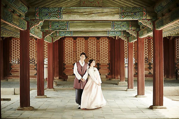 포토 JPG 주간 전신 한국전통 부부 여자 남자 한국건축 서기 20대 성인 야외 두명 앞모습 기댐 다정 원근감 한국인 한복 경복궁 기념촬영 부부라이프 성인만 국내포토 자연요소 전통 라이프스타일 커플 건축 뷰포인트 컨셉 모션 한국 사람 동양인 청년 사진촬영 궁전 전통의상 파일형식