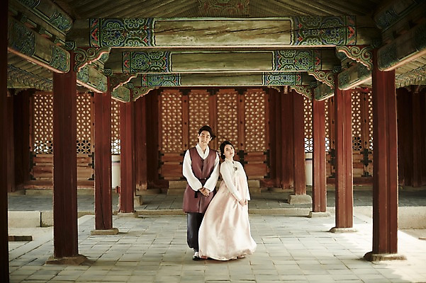 포토 JPG 주간 전신 한국전통 부부 여자 남자 한국건축 서기 20대 성인 야외 두명 앞모습 다정 원근감 한국인 한복 경복궁 기념촬영 부부라이프 성인만 국내포토 자연요소 전통 라이프스타일 커플 건축 뷰포인트 컨셉 모션 한국 사람 동양인 청년 사진촬영 궁전 전통의상 파일형식