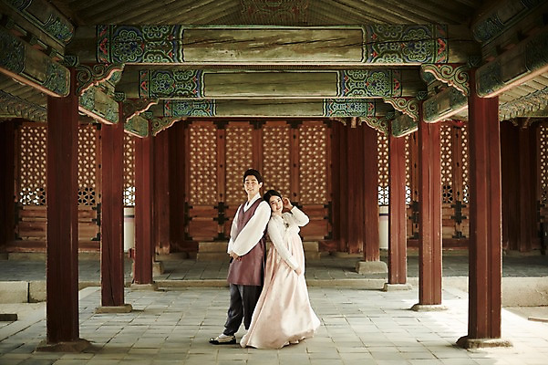 포토 JPG 주간 전신 한국전통 부부 여자 남자 한국건축 서기 20대 성인 야외 두명 옆모습 기댐 다정 원근감 한국인 등맞대기 한복 경복궁 기념촬영 부부라이프 국내포토 자연요소 전통 라이프스타일 커플 건축 뷰포인트 컨셉 모션 한국 사람 동양인 청년 사진촬영 궁전 전통의상 파일형식