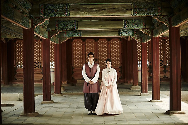 포토 JPG 주간 전신 한국전통 부부 여자 남자 한국건축 서기 20대 성인 야외 두명 앞모습 다정 원근감 한국인 한복 경복궁 기념촬영 부부라이프 성인만 국내포토 자연요소 전통 라이프스타일 커플 건축 뷰포인트 컨셉 모션 한국 사람 동양인 청년 사진촬영 궁전 전통의상 파일형식