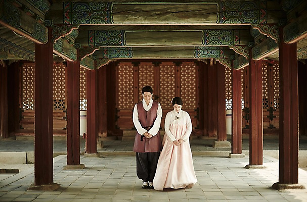 포토 JPG 주간 전신 한국전통 부부 여자 남자 한국건축 서기 20대 성인 야외 두명 앞모습 다정 원근감 한국인 인사 한복 경복궁 기념촬영 공손 부부라이프 성인만 국내포토 자연요소 전통 라이프스타일 커플 건축 뷰포인트 컨셉 모션 한국 사람 동양인 청년 사진촬영 궁전 예절 전통의상 파일형식